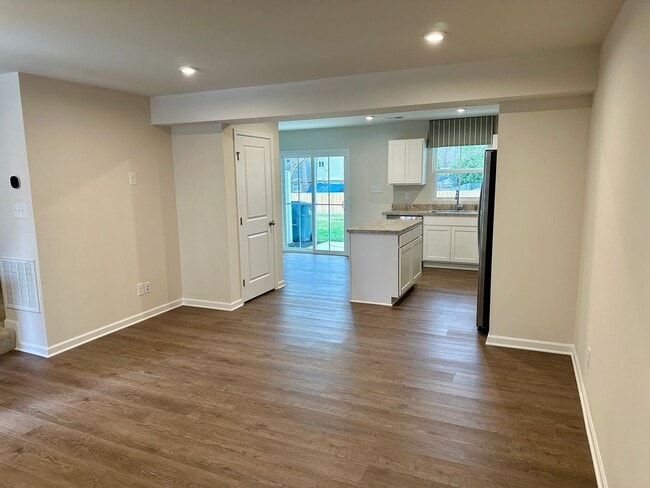 Building Photo - New Canterbury Townhouse