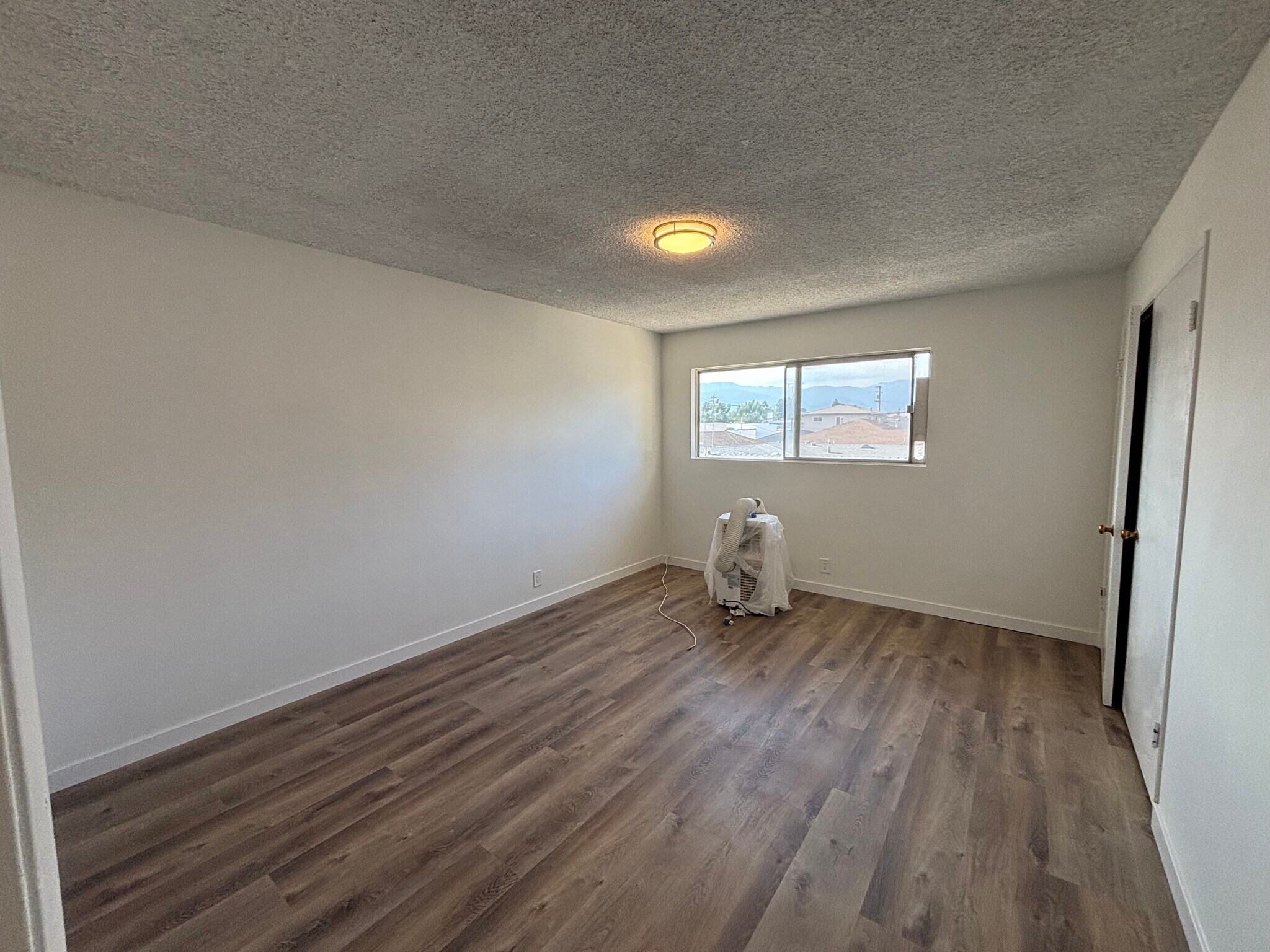 Building Photo - 673 S Eremland Dr