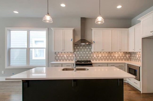 Building Photo - Stunner in the Arts District