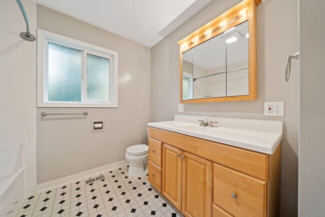 Building Photo - 9394 SE Mason Cir