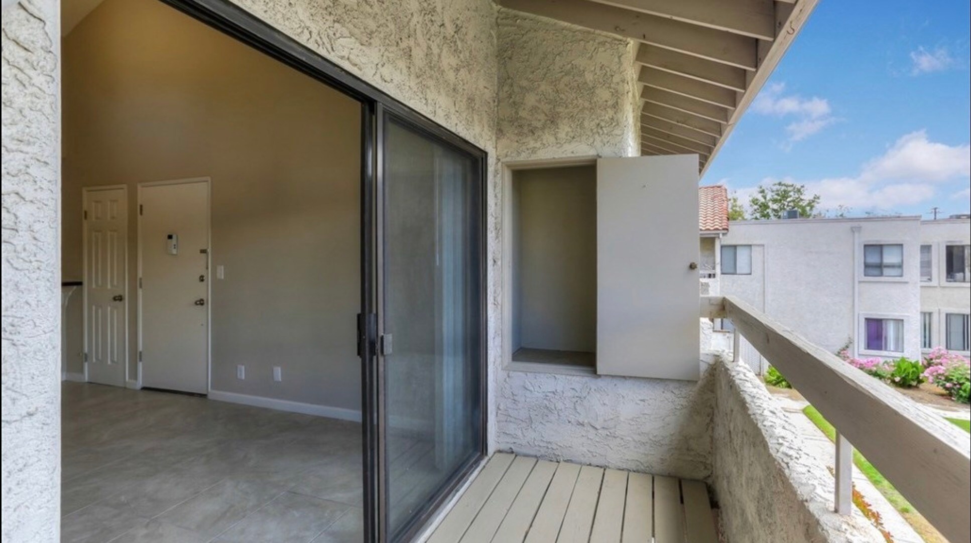 balcony & outside storage - 25019 Peachland Ave