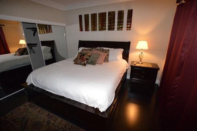 Building Photo - Meridian Luxury 1 Bed | 1 Bath Furnished C...