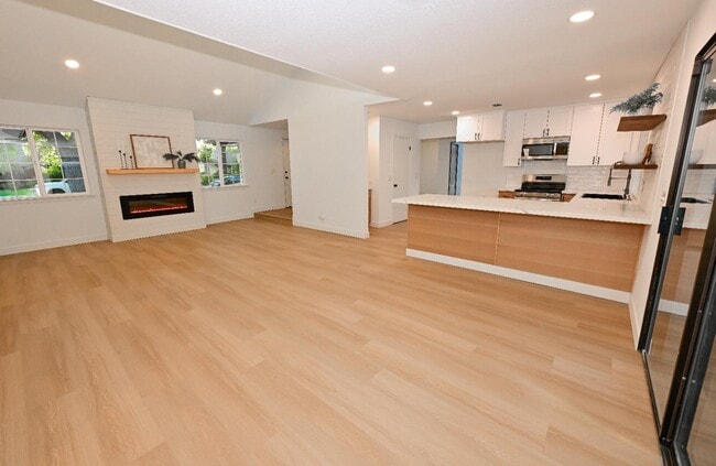 Building Photo - 8418 N Del Mar Ave