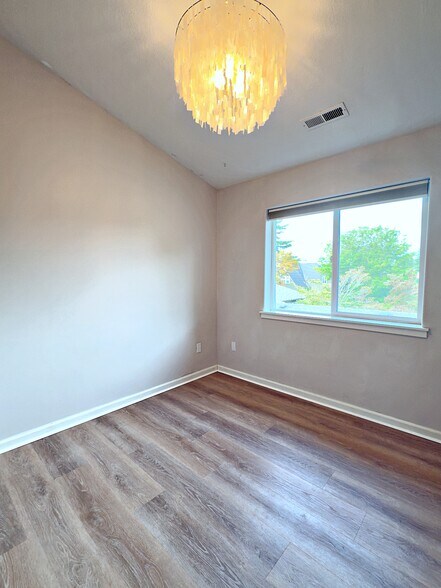 Building Photo - 411 SE 52nd Ave
