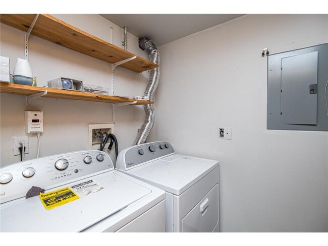 Building Photo - 117 21st St SE