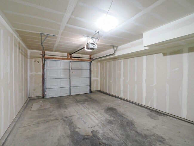 Building Photo - RES_WHITE_8178