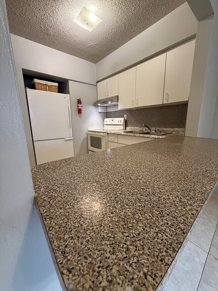 Kitchen w/ Peninsula for Seating - 662 NE 132nd St