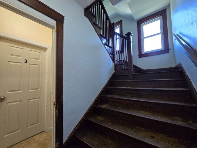 Building Photo - 610 N Mclean St