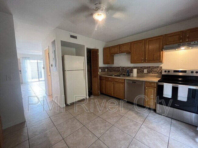 Building Photo - 2300 Twelve Oaks Dr