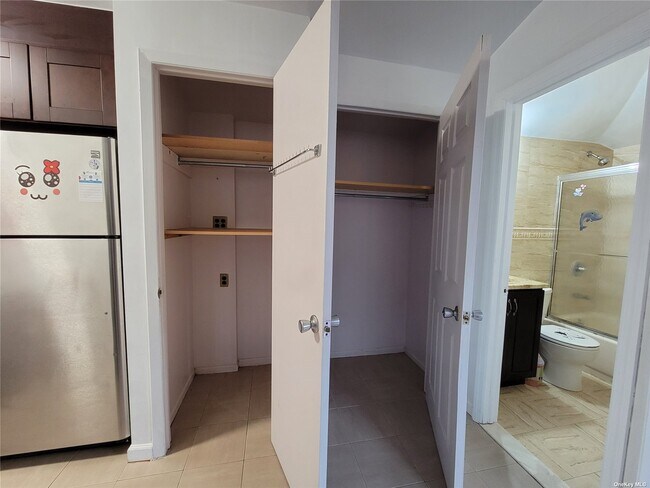 Building Photo - 153-10 Peck Ave