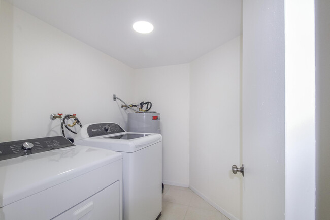 Building Photo - 955 Egret Cir