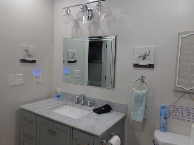 Building Photo - 4 BEDROOM ON KNOLL CIRCLE