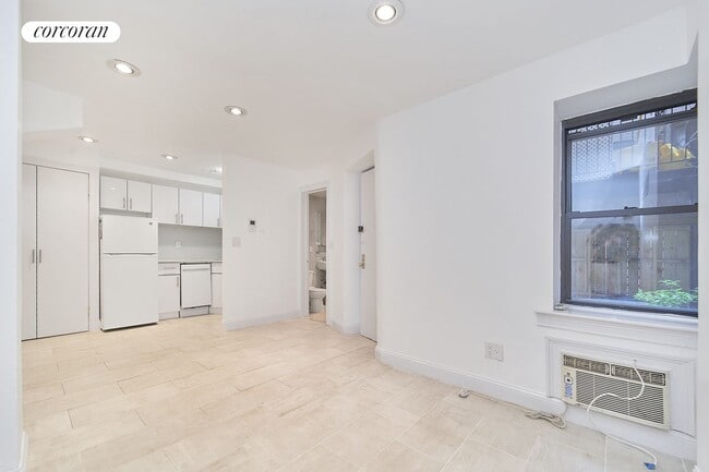 Primary Photo - 233 E 12th St