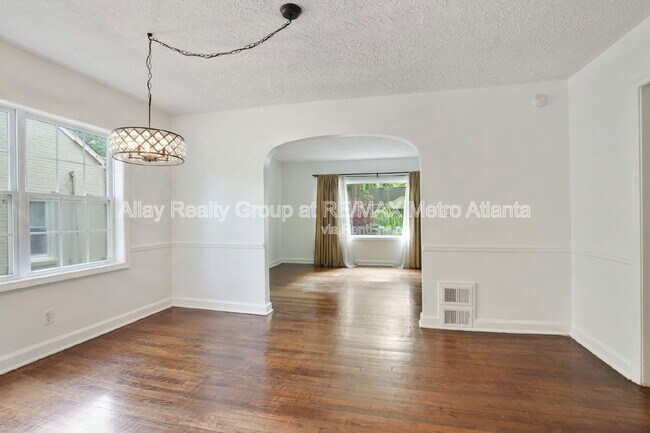 Building Photo - 901 Underwood Ave SE