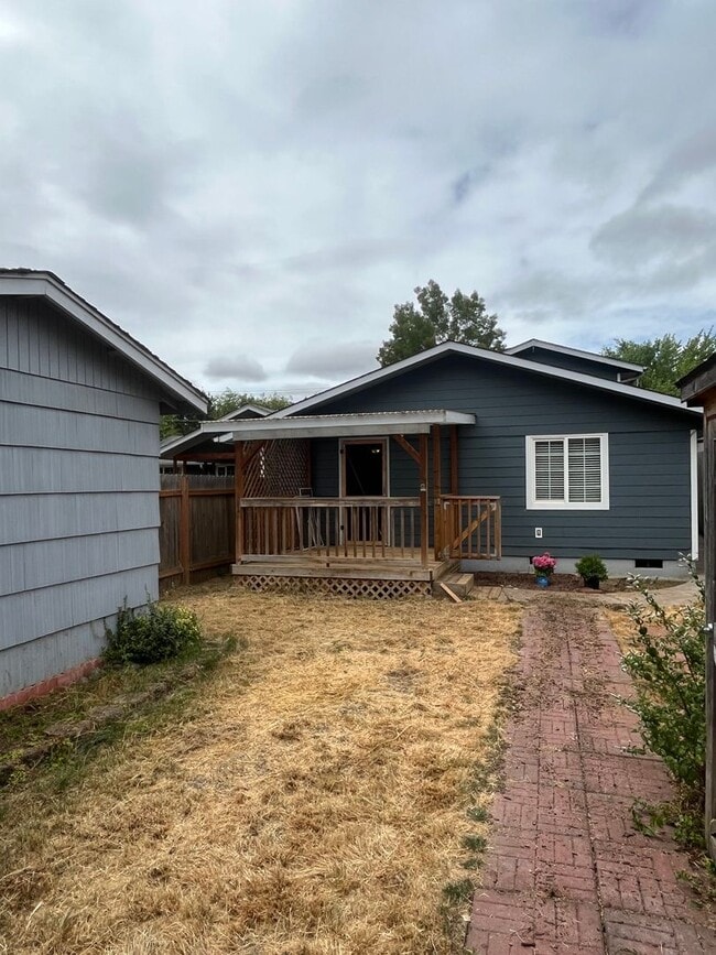 Building Photo - 2-Bedroom 1-Bathroom unit W/ private deck and yard