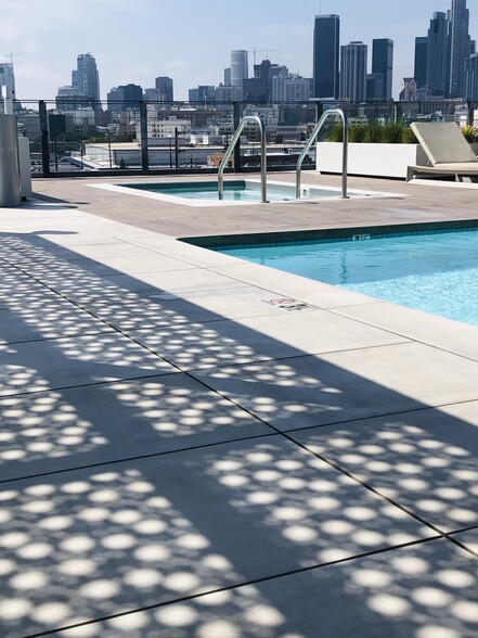 Rooftop pool - 510 S Hewitt St