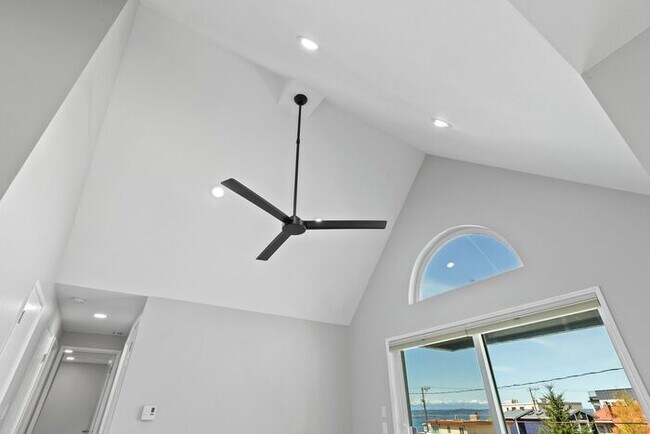 Building Photo - Beautifully Remodeled Top Floor Alki Condo with Views!