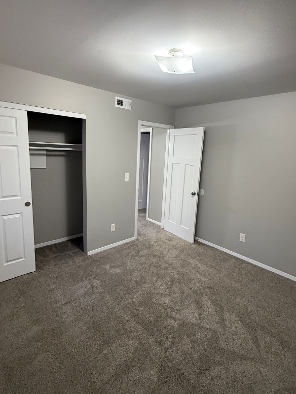 Building Photo - 620 S Mt Carmel St