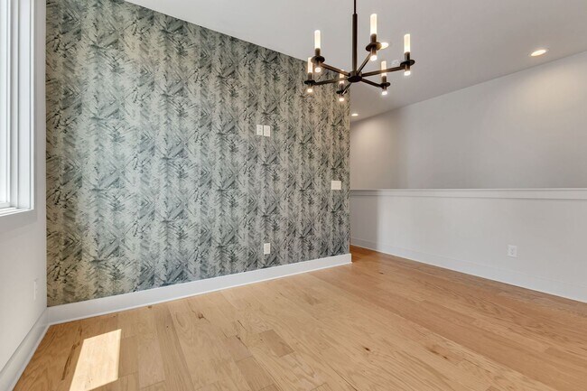 Building Photo - Stunning Salemtown Townhome With Fenced In Yard
