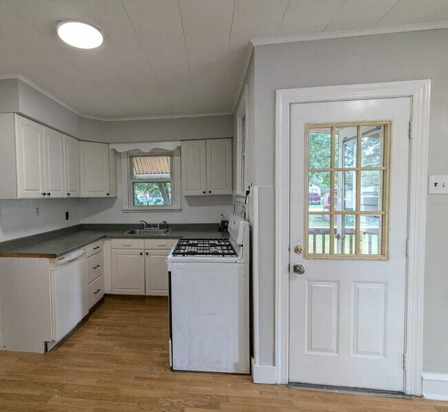 Building Photo - 15 Locust Ave