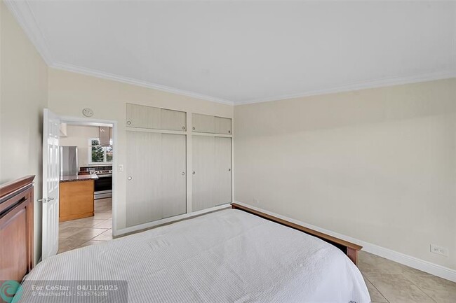 Building Photo - 1041 Hillsboro Mile