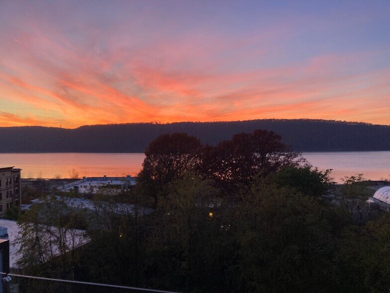 Building Photo - 493 Warburton Ave