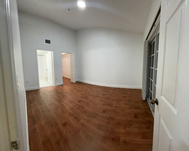 Building Photo - Great Location!  Limited Time Offer: Up to $2,000 Move-In Credit + Free Utility Connection