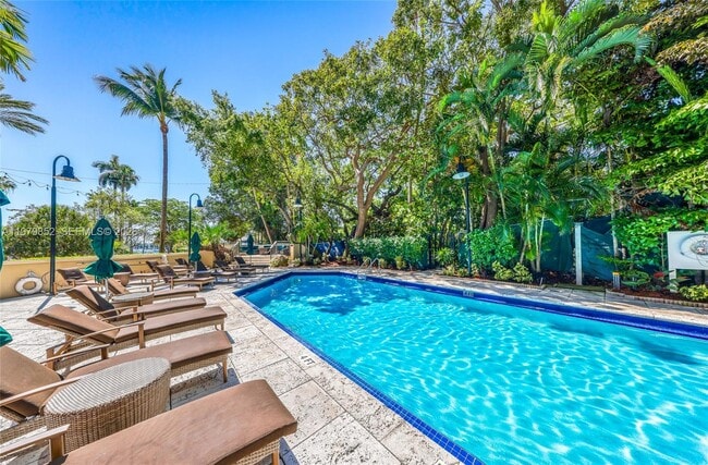 Building Photo - 2951 S Bayshore Dr