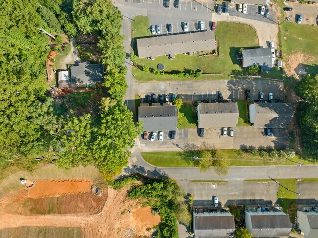 Building Photo - One Bedroom Apt Available For Immediate Oc...