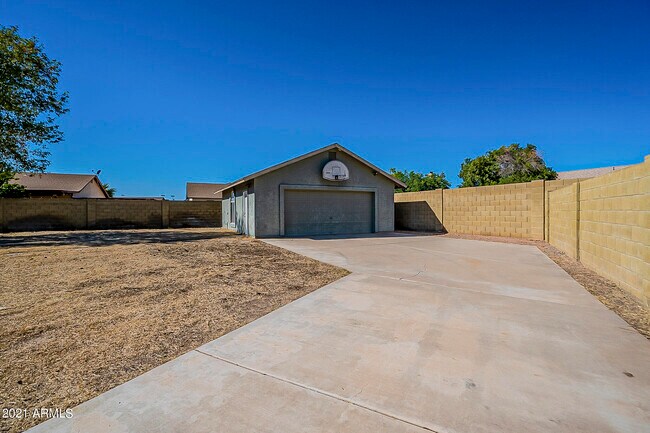 Building Photo - 8844 W Cavalier Dr