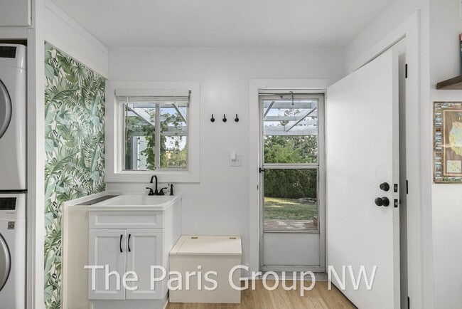 Building Photo - Remodeled Renton Highlands Home * A/C & Cu...