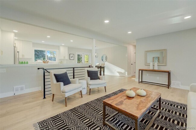 Building Photo - 5 Bedroom 3 Bathroom in Denver's Southmoor...