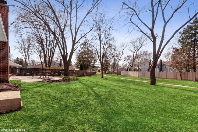 Building Photo - 1915 Farmington Ct