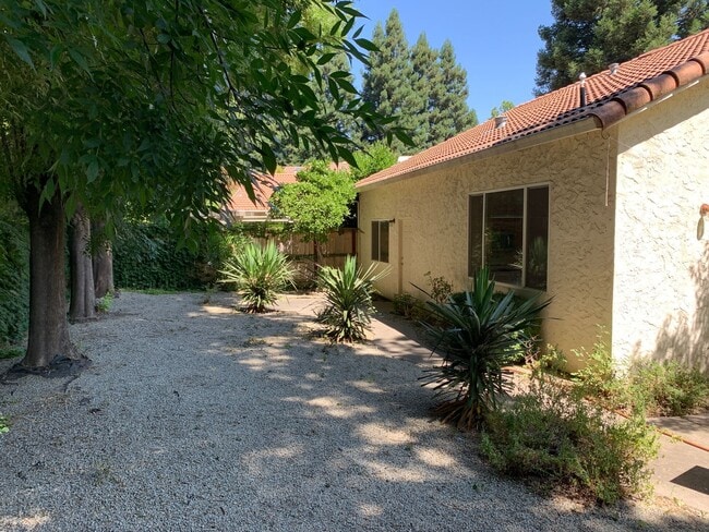 Building Photo - 435 Mission Santa Fe Cir