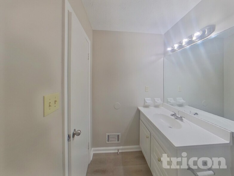 Building Photo - 5942 Dan Dr