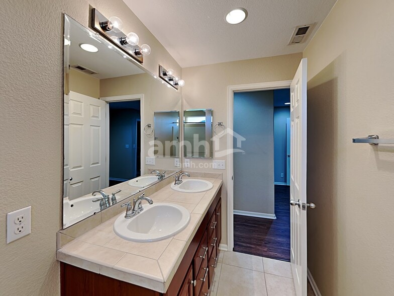 Building Photo - 16224 E 54th Ave