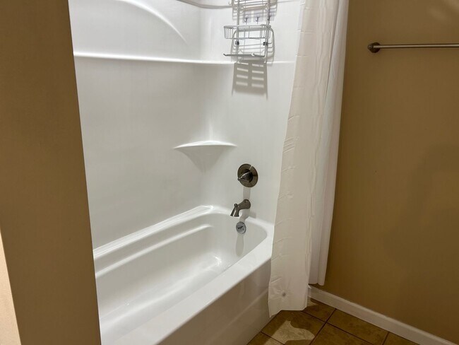 Building Photo - 3 Bedroom/2.5 Bath Home Kingsport, TN