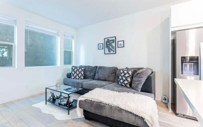Building Photo - First Month Rent: FREE (with approved lease terms)