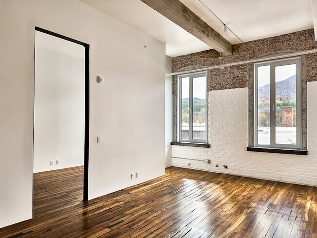 Building Photo - 520 State Rd