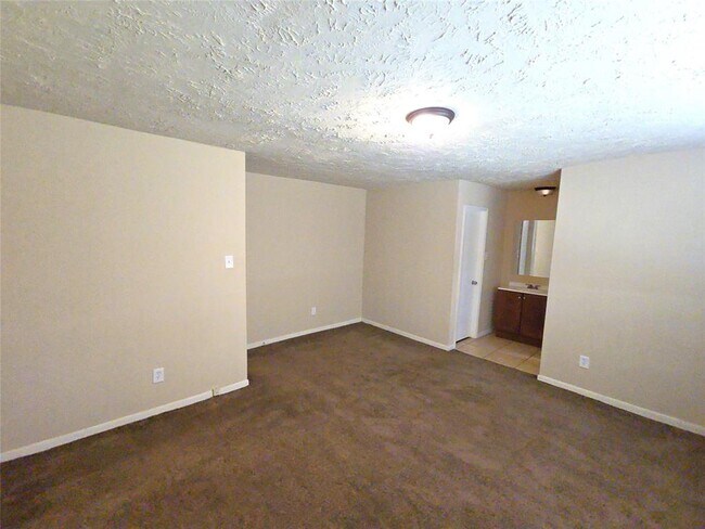 Building Photo - 4718 Reynaldo Dr
