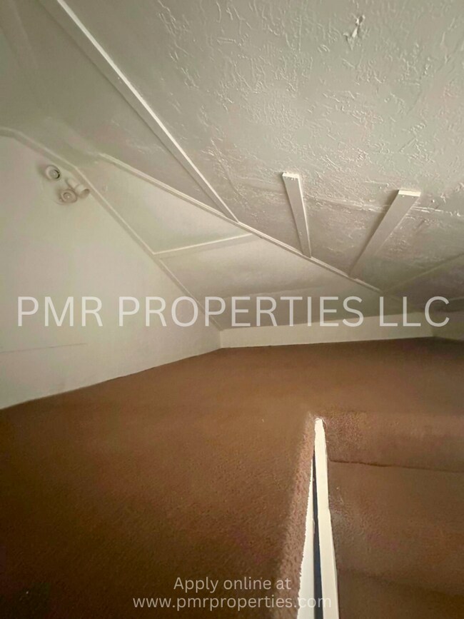 Building Photo - 3 Bedrooms / 1 Bathroom House