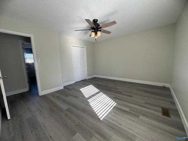 Building Photo - 9904 Willow Cove Rd SE