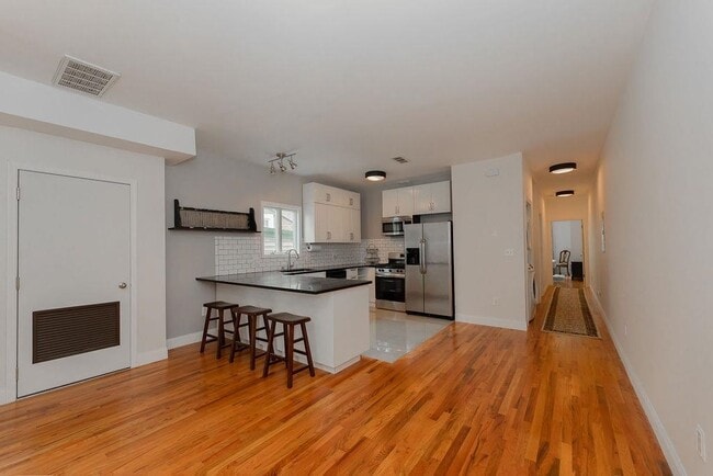 Primary Photo - 213 New York Ave