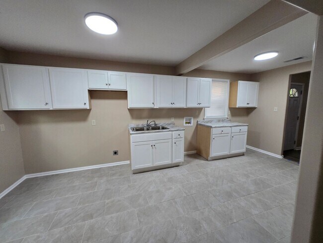 Building Photo - Newly renovated 3 bedroom, 2 bath home