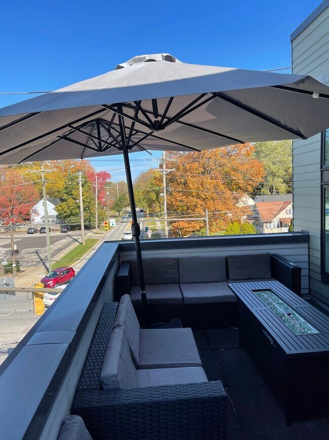 Building Photo - 18875 Riversouth Terrace