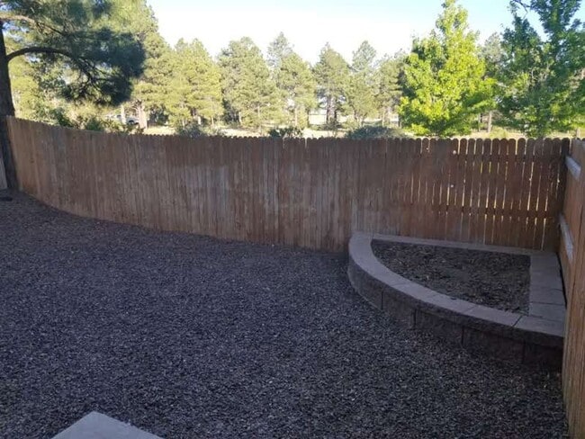 Building Photo - Beautiful, Pet Friendly, Multi-level, 2110 sqft, Luxury Townhouse w/A/C! 3 Bed, 2.5 Bath, + Loft ...