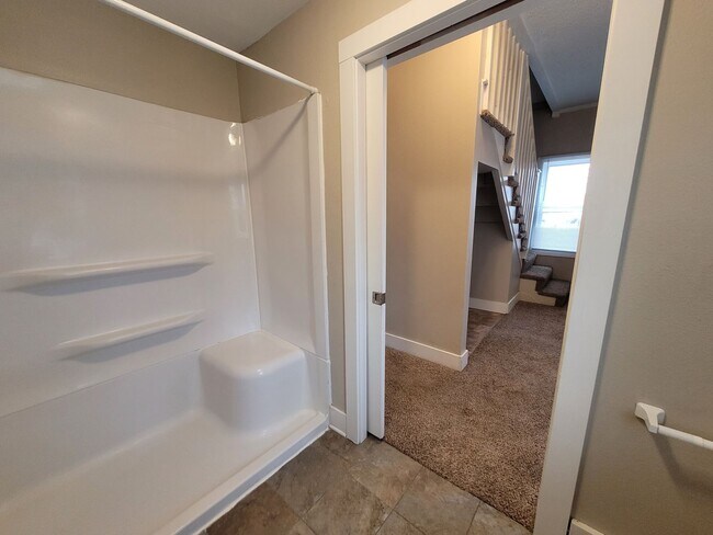 Building Photo - 2 Bedroom, 1 Bathroom home with front porch and fenced yard!