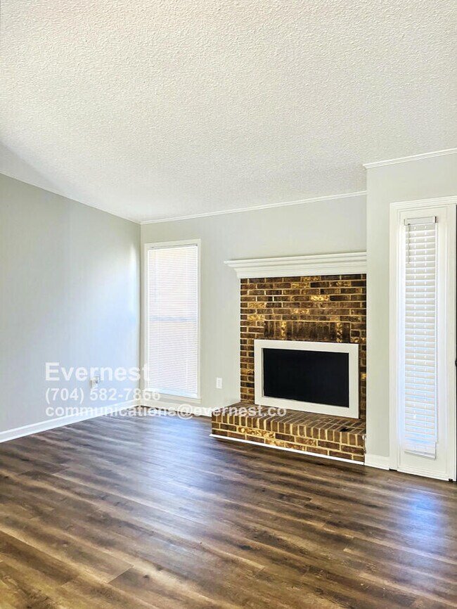 Building Photo - 3100 Chenango Dr