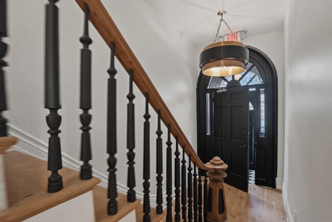 Building Photo - 233 1/2 Summit Ave