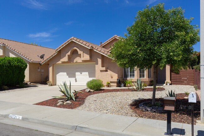 Building Photo - 27263 Family Cir